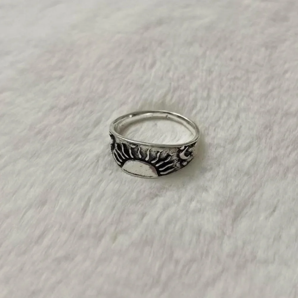 5/$15 🩷 MUST BUNDLE Silver Sunburst Ring - Picture 3 of 3